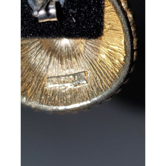 A Trifari Women's Chunky Gold Tone Vintage 80's Pierced Earrings Teardro… - Picture 6 of 10